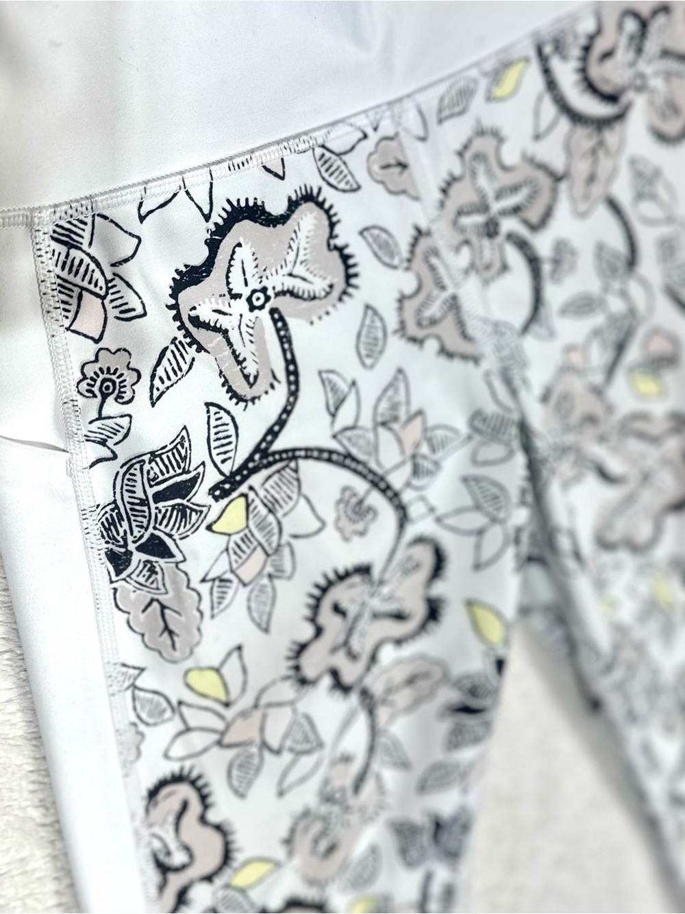 Athleta Floral Print Cropped Leggings White Gray Size Medium Yoga Workout - Picture 7 of 9